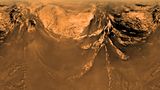 Von 2004 bis 2017 besuchte die NASA-Sonde Cassini den Ringplaneten Saturn. An Bord flog Huygens mit, ein von der ESA gebauter Lander. Dessen Ziel war nicht der Saturn selbst, denn der Gasplanet besitzt keine feste Oberfläche. Stattdessen flog Huygens 2005 den Saturnmond Titan an: Der Lander drang in die neblige, windreiche Atomsphäre und bremste mit mehreren Fallschirmen ab, bis er sanft auf nassem Sand aufsetzte – die bislang einzige Landung auf einem Himmelskörper im äußeren Sonnensystems und damit auch die am weitesten entfernte Landung eines von Menschen gebauten Objektes.   Über 600 Fotos sendete Huygens während seines Abstiegs und nach seiner Landung (Foto: Landschaft auf dem Titan), zudem vermaß er die dichte Stickstoffatmosphäre. So offenbarte sich, dass es auf dem Saturnmond wohl regnet, dass Flüsse fließen und sich Seen gebildet haben – allerdings nicht aus Wasser, sondern flüssigem Methan