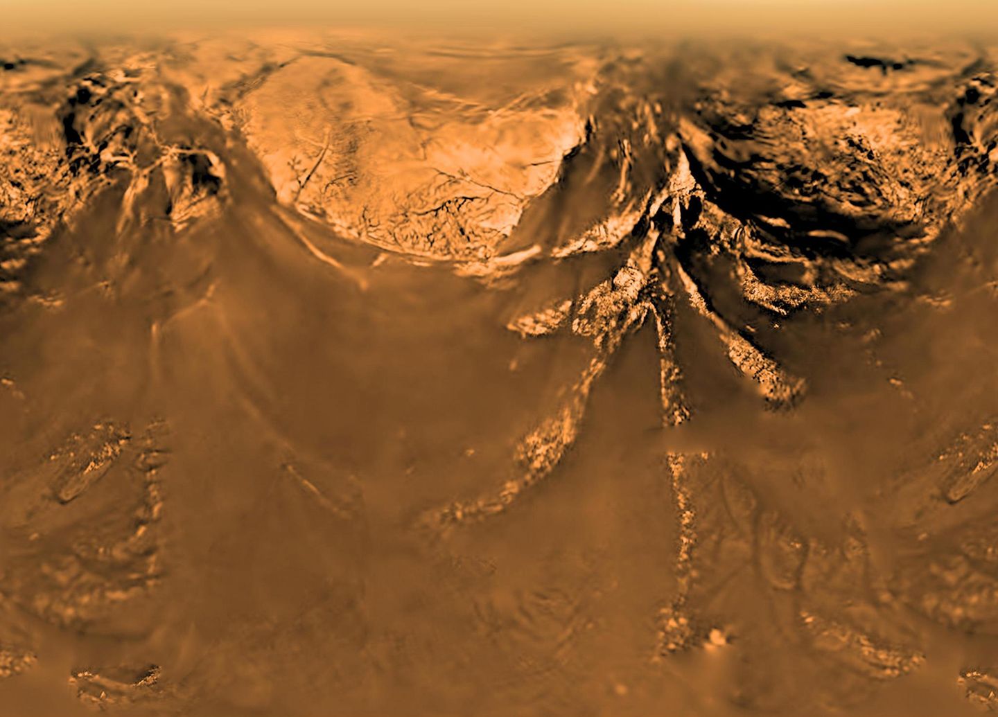 Von 2004 bis 2017 besuchte die NASA-Sonde Cassini den Ringplaneten Saturn. An Bord flog Huygens mit, ein von der ESA gebauter Lander. Dessen Ziel war nicht der Saturn selbst, denn der Gasplanet besitzt keine feste Oberfläche. Stattdessen flog Huygens 2005 den Saturnmond Titan an: Der Lander drang in die neblige, windreiche Atomsphäre und bremste mit mehreren Fallschirmen ab, bis er sanft auf nassem Sand aufsetzte – die bislang einzige Landung auf einem Himmelskörper im äußeren Sonnensystems und damit auch die am weitesten entfernte Landung eines von Menschen gebauten Objektes.   Über 600 Fotos sendete Huygens während seines Abstiegs und nach seiner Landung (Foto: Landschaft auf dem Titan), zudem vermaß er die dichte Stickstoffatmosphäre. So offenbarte sich, dass es auf dem Saturnmond wohl regnet, dass Flüsse fließen und sich Seen gebildet haben – allerdings nicht aus Wasser, sondern flüssigem Methan