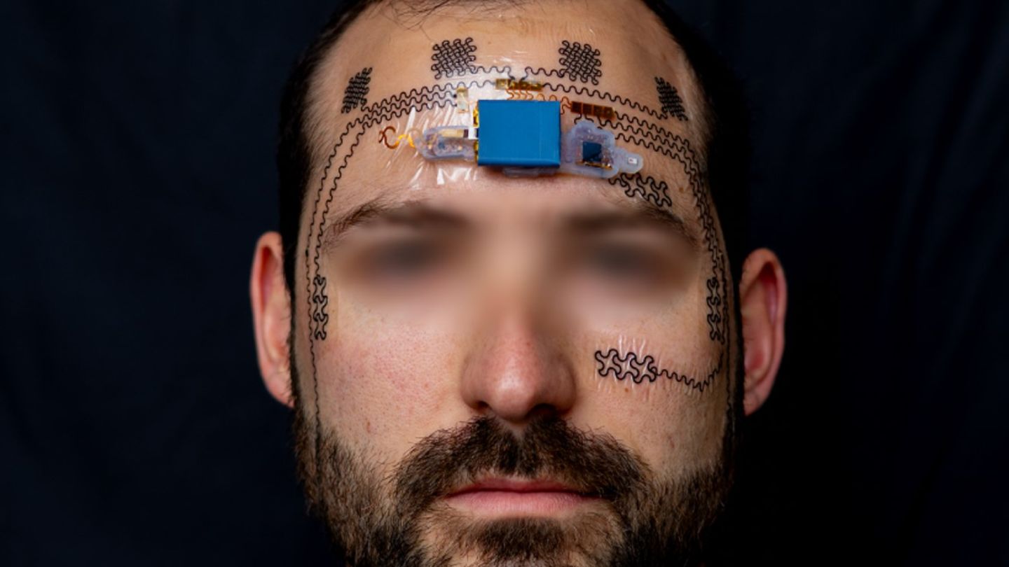 E-Tattoo auf der Stirn