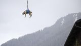 Hubschrauber fliegt Kuh an Seil aus Gefahrenzone