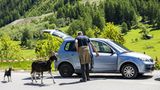 Einige Bewohnerinnen und Bewohner behalfen sich mit Autos, um etwa Ziegen zu evakuieren. Aber ihre Häuser mussten die Dörfler zurücklassen. "In ein paar Sekunden war die ganze Heimat kaputt”, sagte ein Anwohner im Schweizer Fernsehen. 