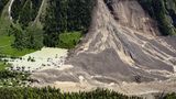 Ein Bergsturz in den Schweizer Alpen hat das Dorf Blatten fast vollständig verschüttet. Seit Wochen hatten sich Felsbrocken vom Berg Kleines Nesthorn gelöst und waren auf den Birchgletscher gestürzt. 