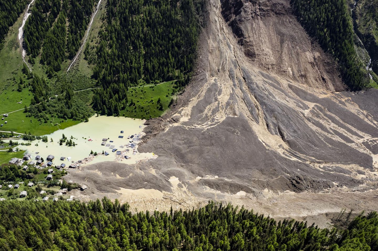 Drei Millionen Kubikmeter Eis und Fels Ein Bergsturz in den Schweizer Alpen hat das Dorf Blatten fast vollständig verschüttet. Seit Wochen hatten sich Felsbrocken vom Berg Kleines Nesthorn gelöst und waren auf den Birchgletscher gestürzt.