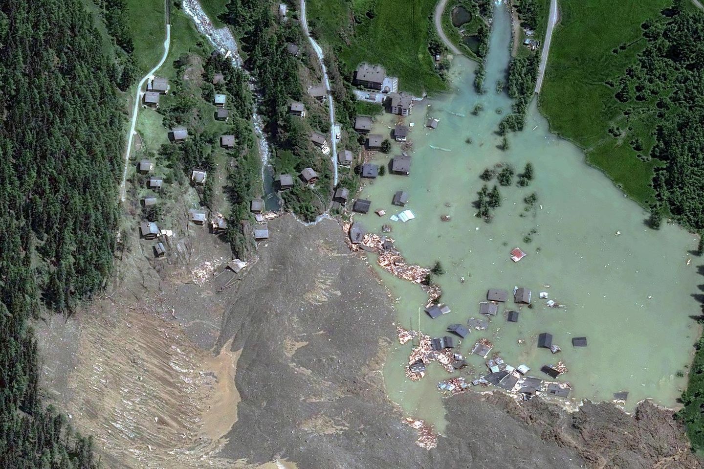 Ein Satelliten bild zeigt das Geröll und den überfluteten Fluss in Blatten