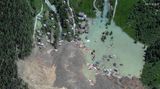 Ein Satelliten bild zeigt das Geröll und den überfluteten Fluss in Blatten