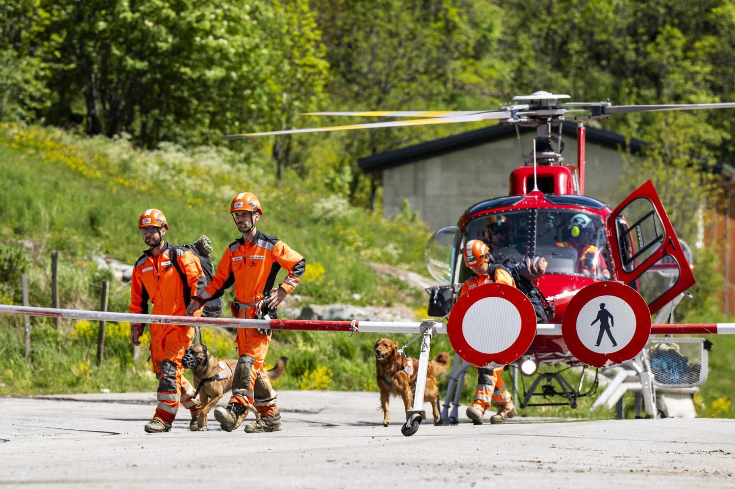Mehr Menschen könnten evakuiert werden Rettungskräfte steigen mit Hunden aus einem Hubschrauber