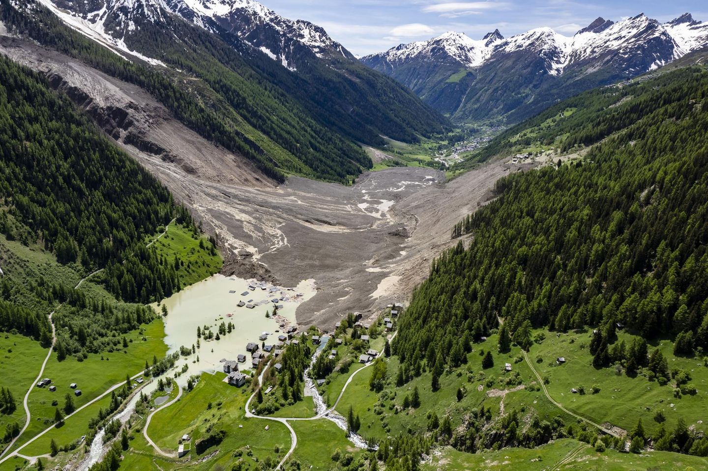 Wasserrinnsale bilden sich Lötschental