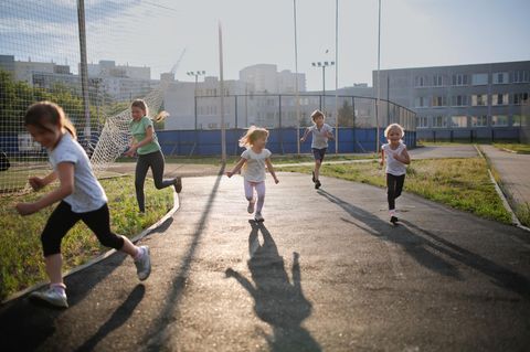 Kinder rennen in der Stadt