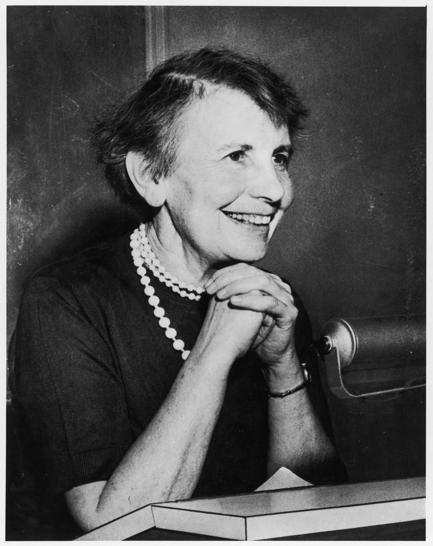 Anna Freud ist im Profil zu sehen und lächelt