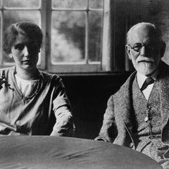 Sigmund Freud und seine Tochter Anna sitzen zusammen am Tisch