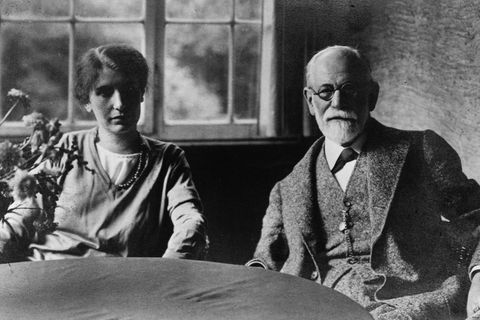 Sigmund Freud und seine Tochter Anna sitzen zusammen am Tisch