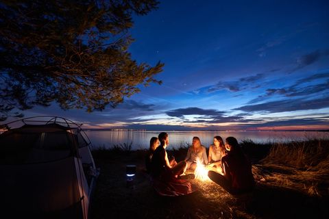Raus aus dem Alltag, rein in die Natur: So gelingt das erste Mal Camping ohne Pannen