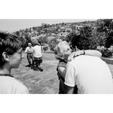 Großmutter umarmt ihr Kind