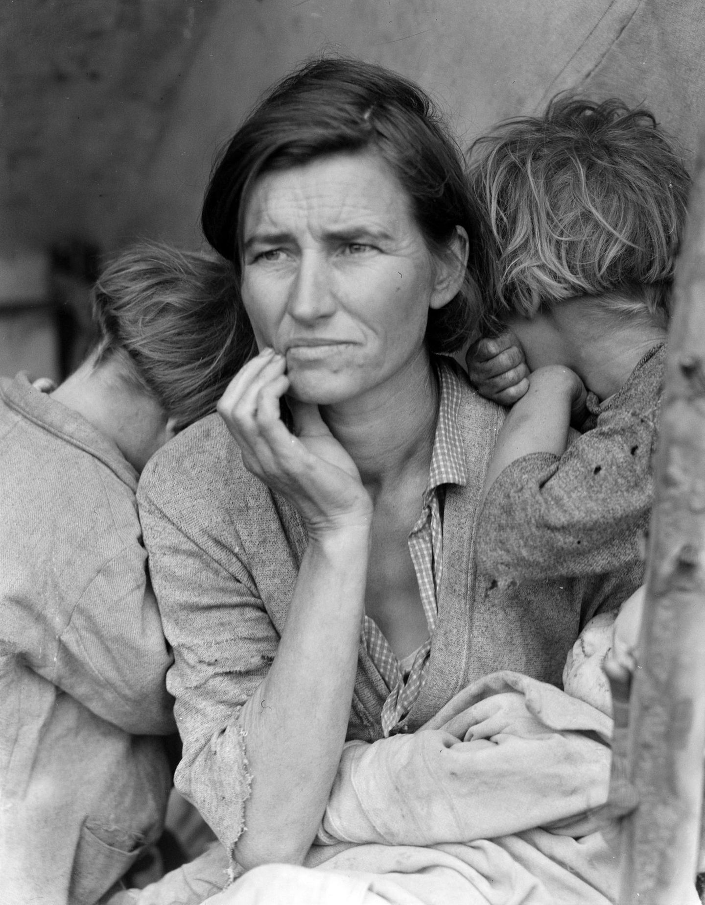 Kinder schmiegen sich an Mutter an
