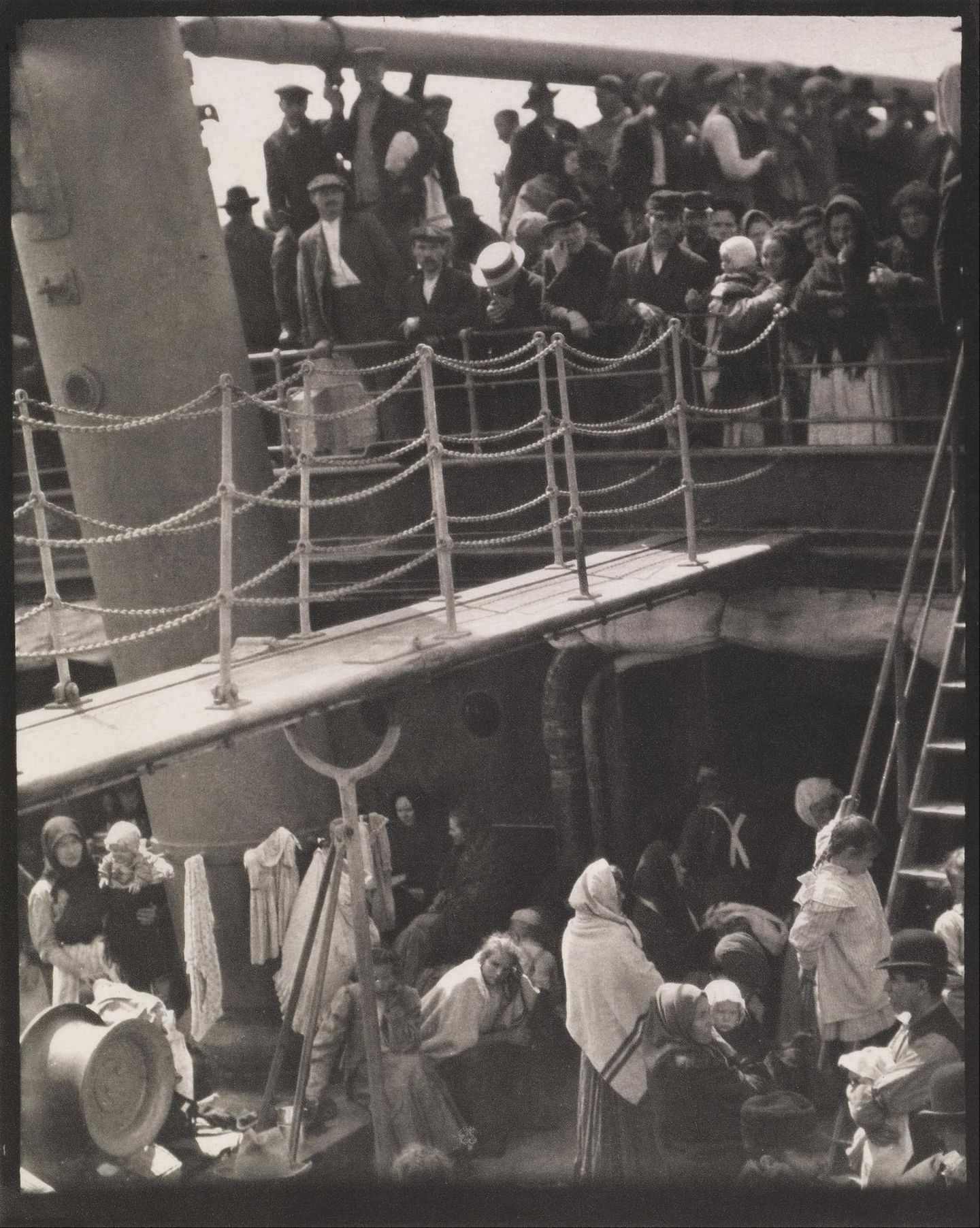 Menschenmenge auf einem Schiff