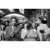 Menschen stehen in einem Bahnhof