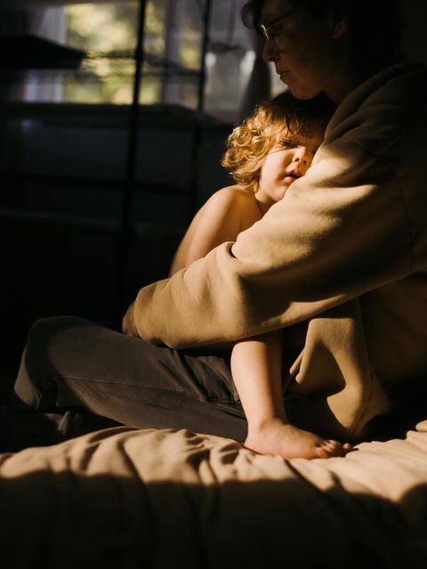 Eine Mutter hält ihr kleines Kind im Arm