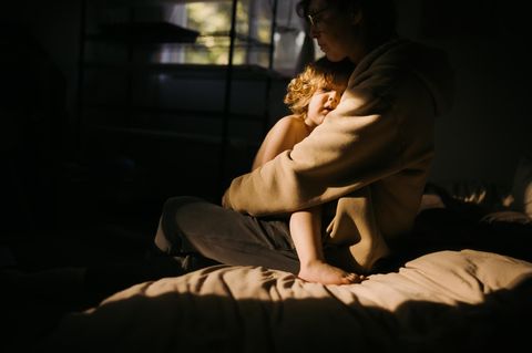 Eine Mutter hält ihr kleines Kind im Arm