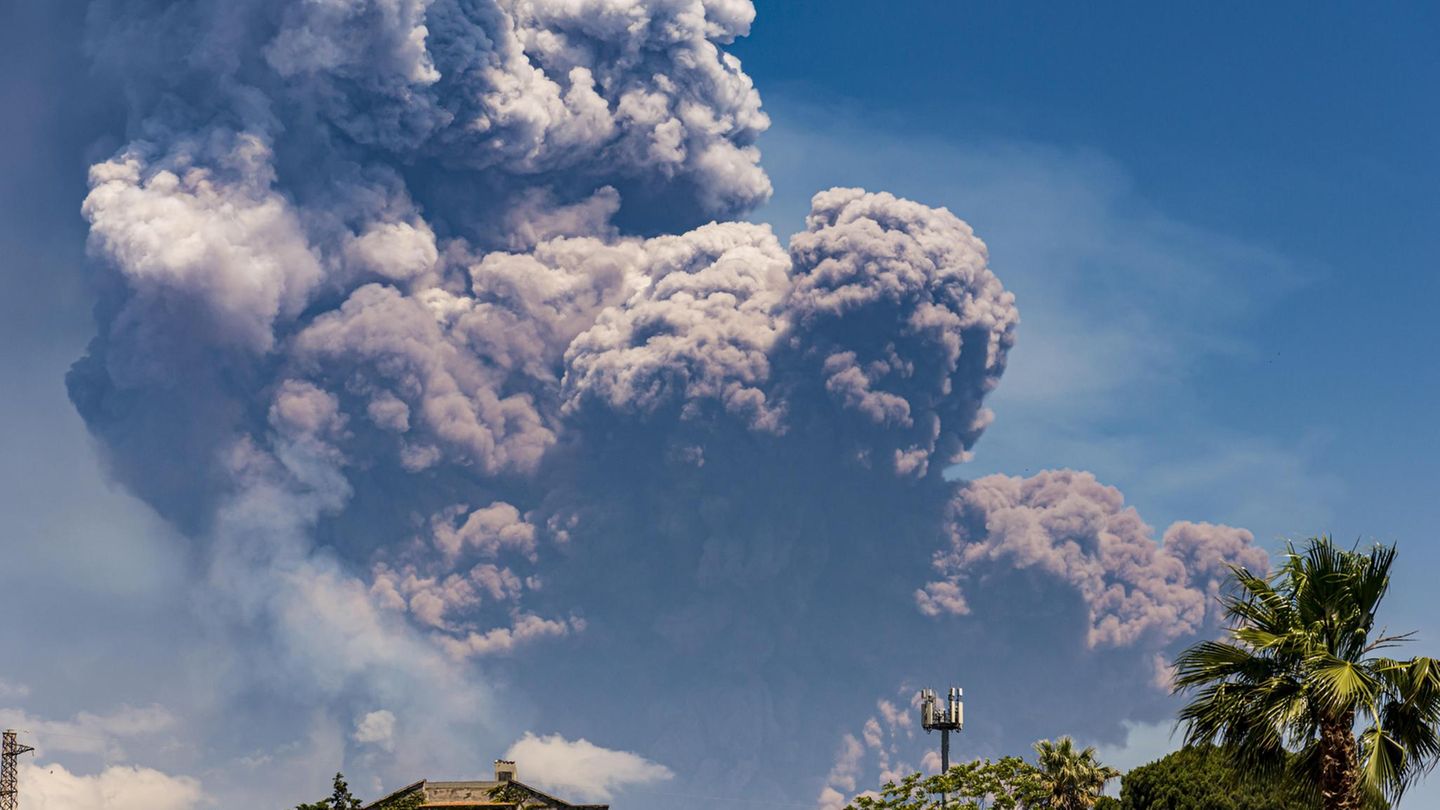 Zwölf Kilometer hohe Aschewolken Vulkanausbruch des Ätna im Juni 2025