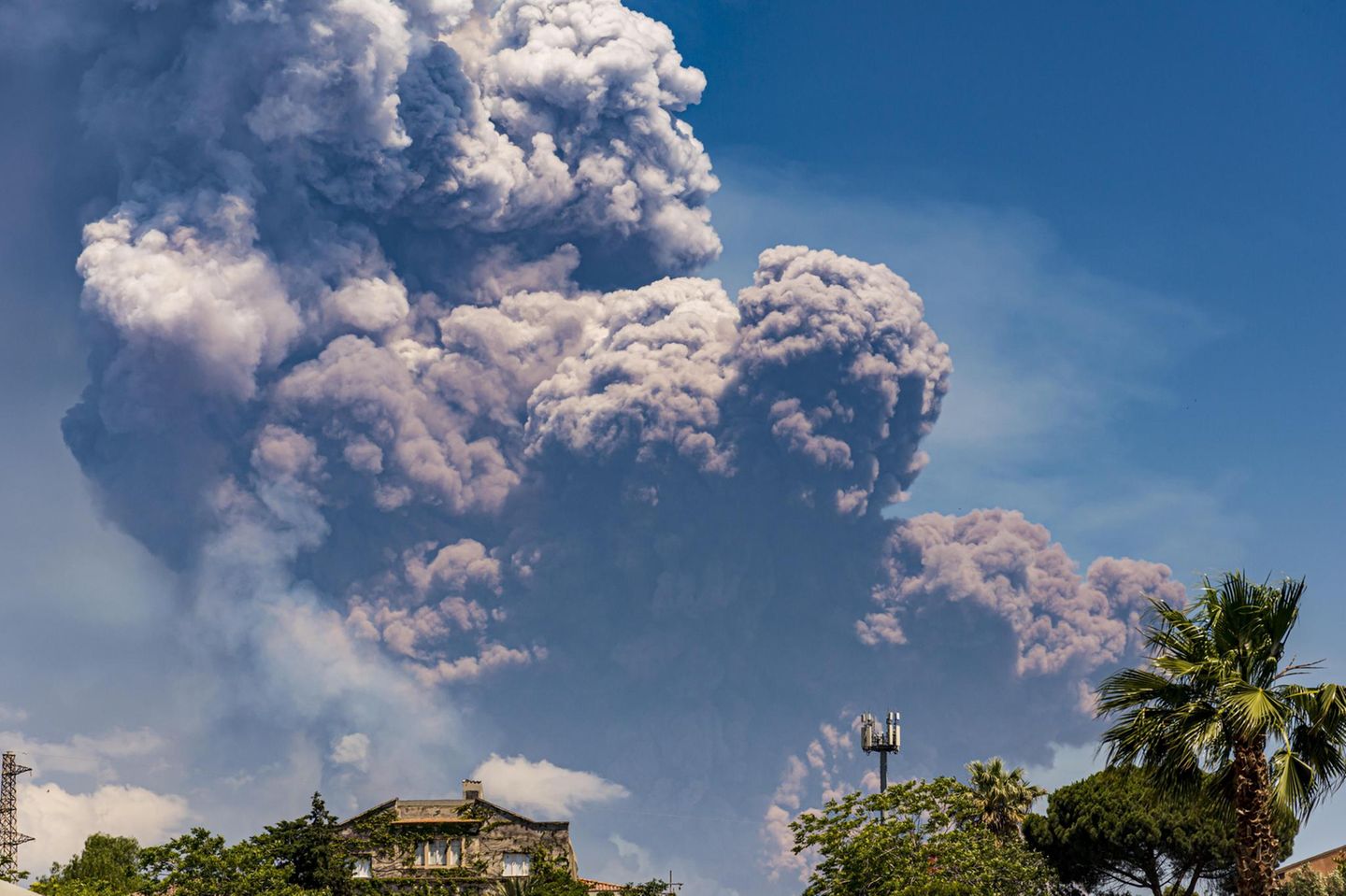 Zwölf Kilometer hohe Aschewolken Vulkanausbruch des Ätna im Juni 2025