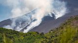 Aschewolke am Hang des Ätna beim Ausbruch im Juni 2025