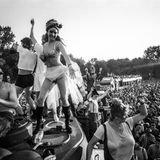 Feiernde auf einem Wagen