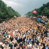 Feiernde Massen in Berlin
