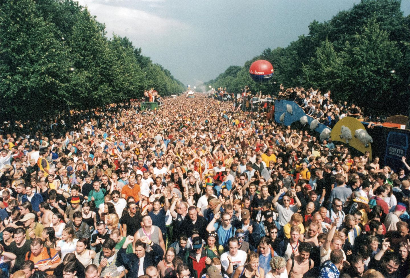Techno-Herzschlag Feiernde Massen in Berlin