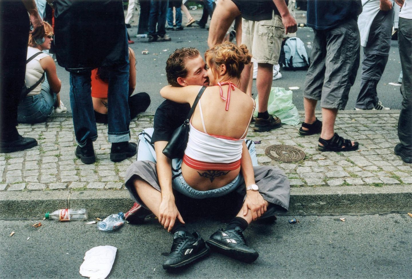 Liebe am Straßenrand Ein küssendes Paar
