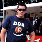 Ein Mann mit einem T-Shirt "DDR Einzelkämpfer"