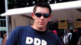 Ein Mann mit einem T-Shirt "DDR Einzelkämpfer"