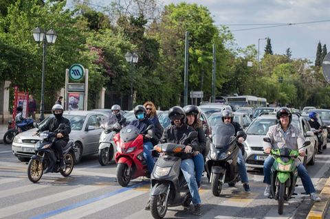 Besser mit Helm - sonst kann es in Griechenland teuer werden. Foto: Socrates Baltagiannis/dpa