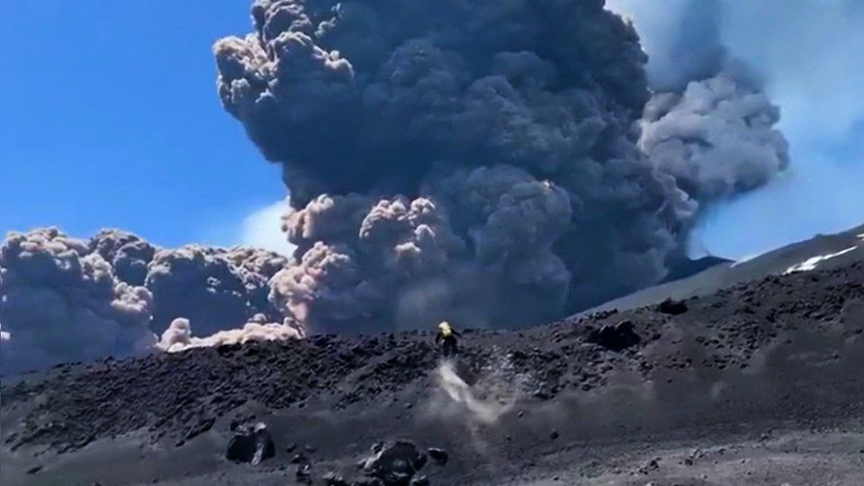 Sizilien: Lava und fliehende Touristen: Aufnahmen zeigen Szenen des Ätna-Ausbruchs