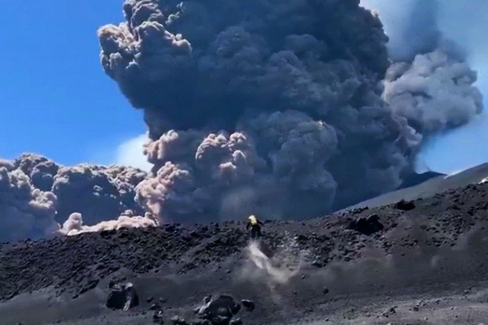 Sizilien: Lava und fliehende Touristen: Aufnahmen zeigen Szenen des Ätna-Ausbruchs 1.7778