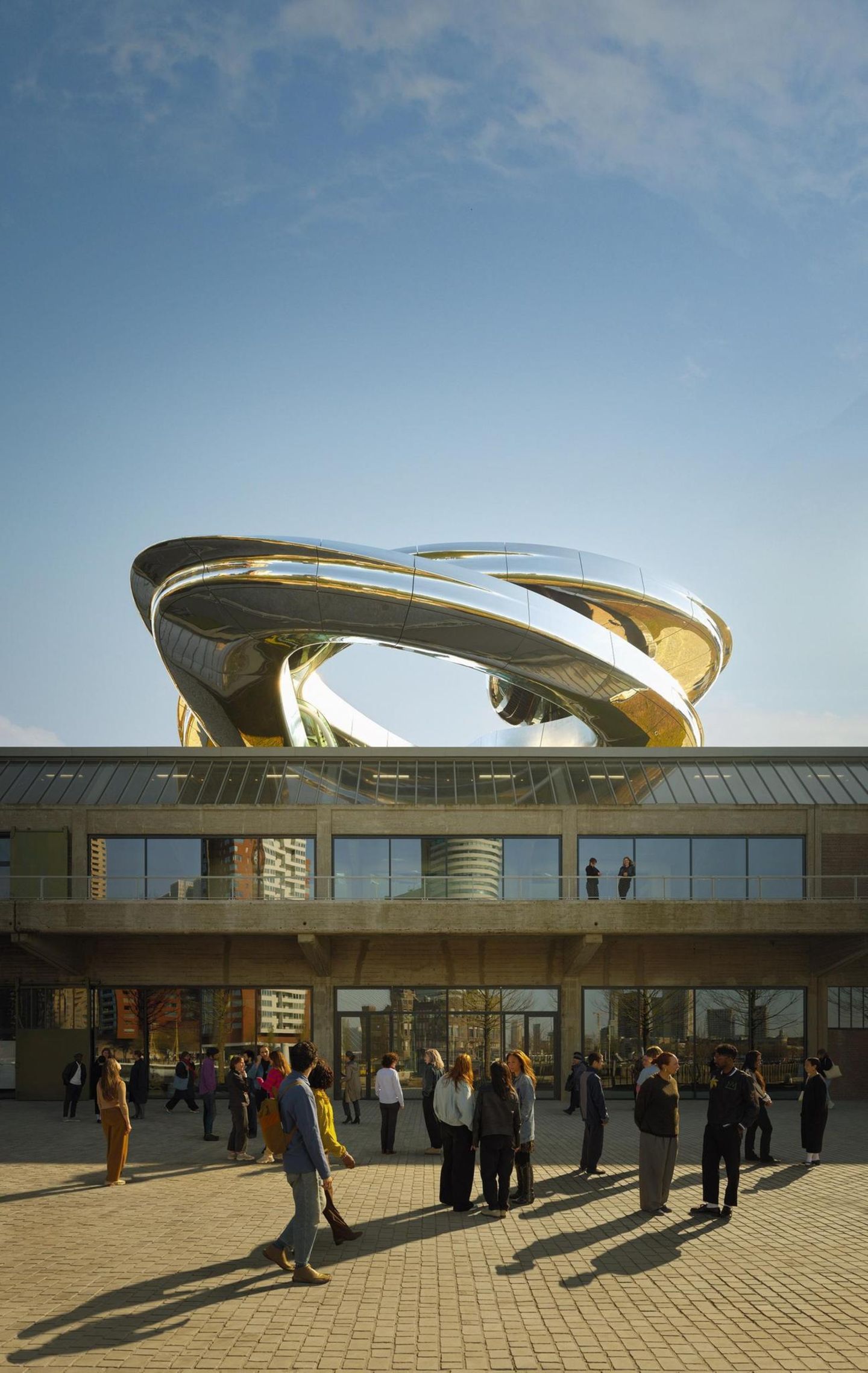 Menschen stehen vor Museumsgebäude