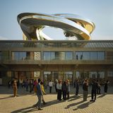 Menschen stehen vor Museumsgebäude