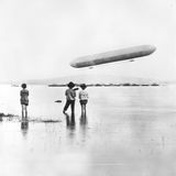 Zeppelin in einer Bucht