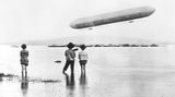 Zeppelin in einer Bucht