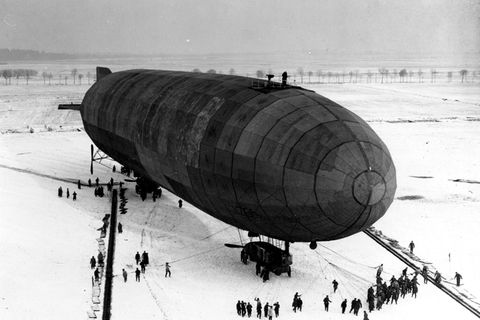 Zeppellin am Landeplatz im Winter