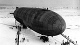 Zeppellin am Landeplatz im Winter