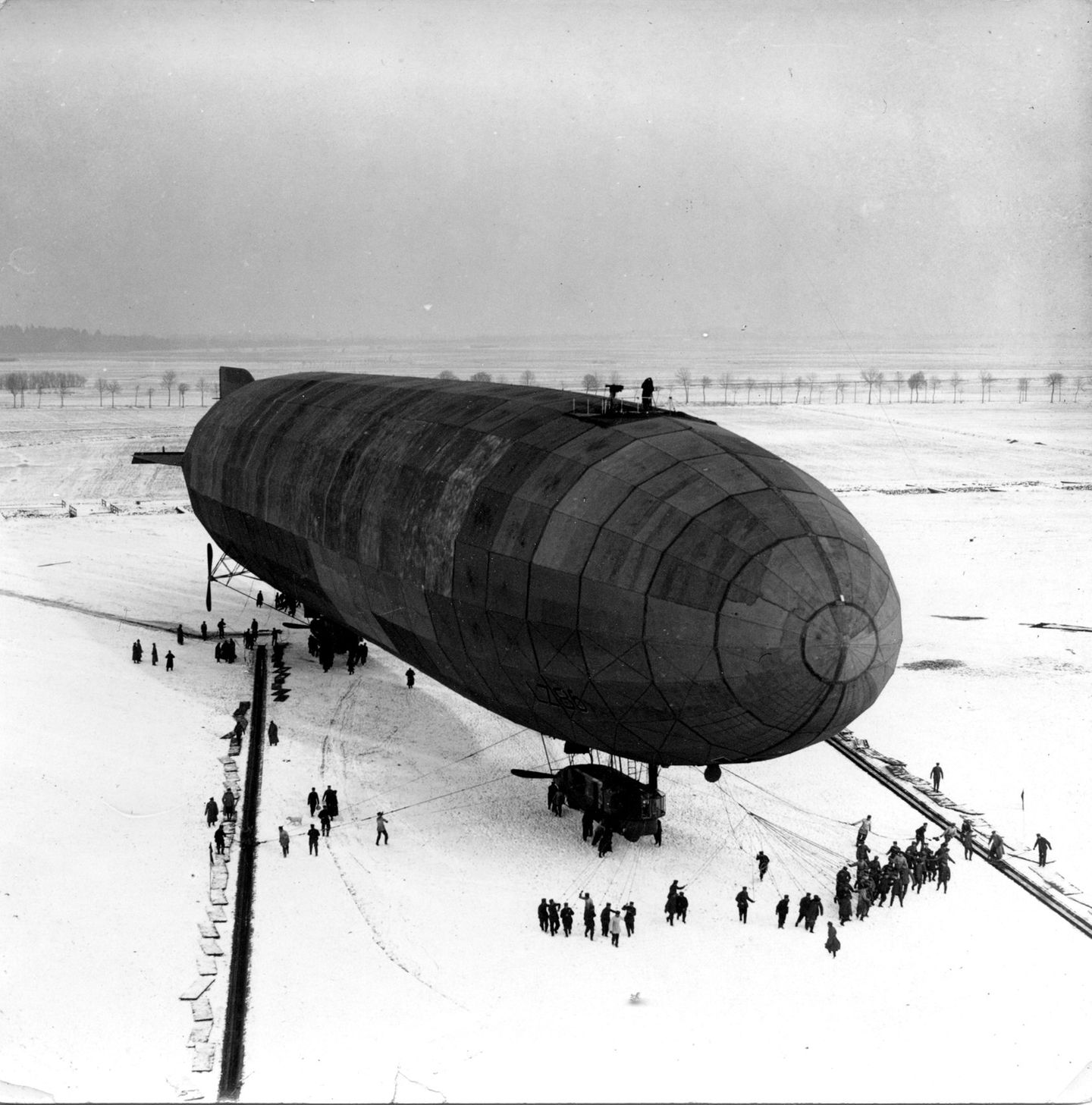 Der "Zeppelin" als Waffe Zeppellin am Landeplatz im Winter