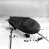 Zeppellin am Landeplatz im Winter