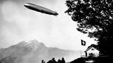 Zeppelin über den Bergen