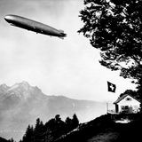 Zeppelin über den Bergen