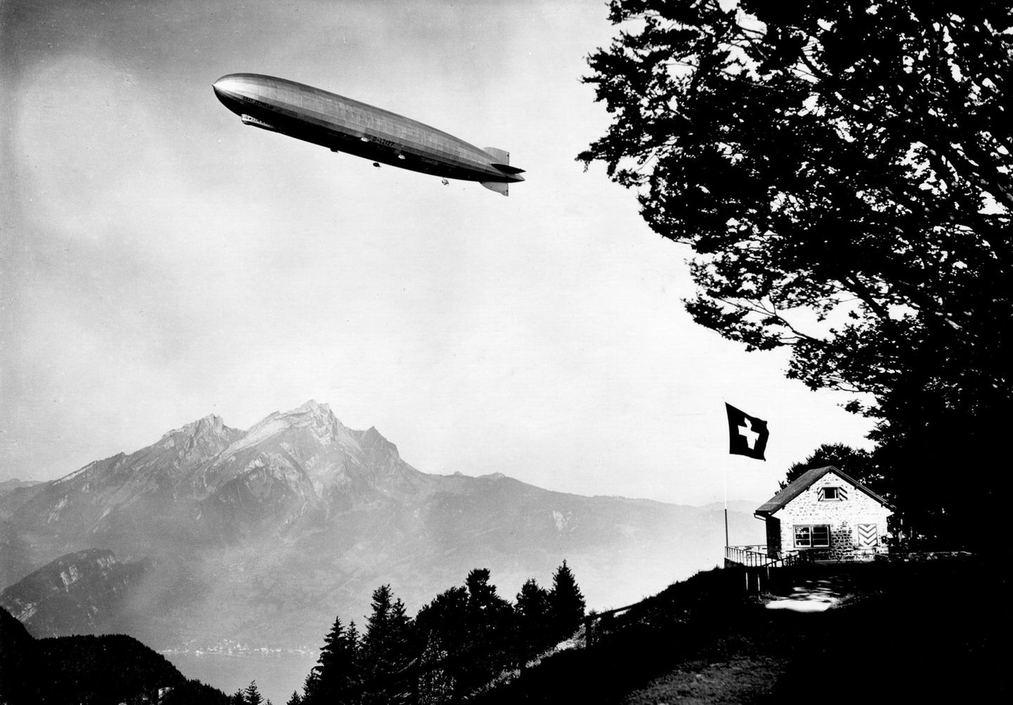 Hoch über den Bergen Zeppelin über den Bergen