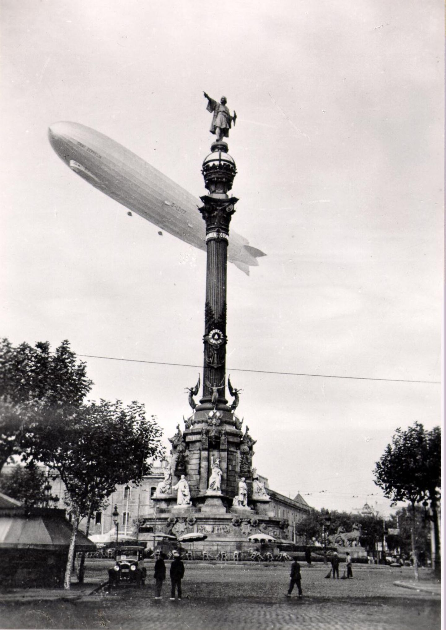 Luftschiff grüßt Kolumbus Zeppelin in Barcelona