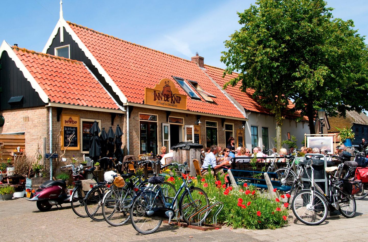 Den Horn: Besuch im Künstlerdorf Den Hoorn Restaurant auf Texel mit Fahrrädern davor