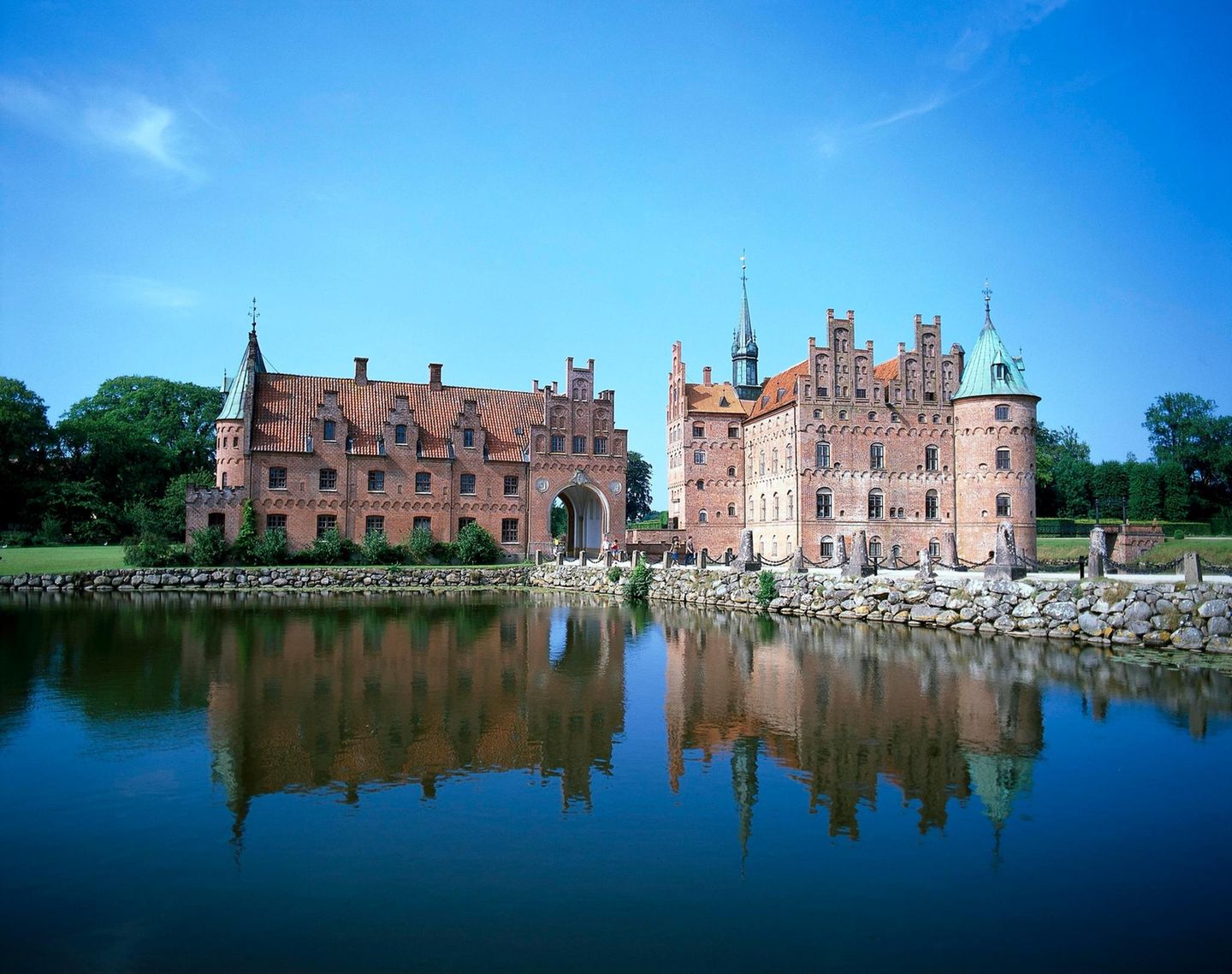 Fünen: Weite Wälder und Wasserburg Wasserschloss Egeskov, Fünen in Dänemark