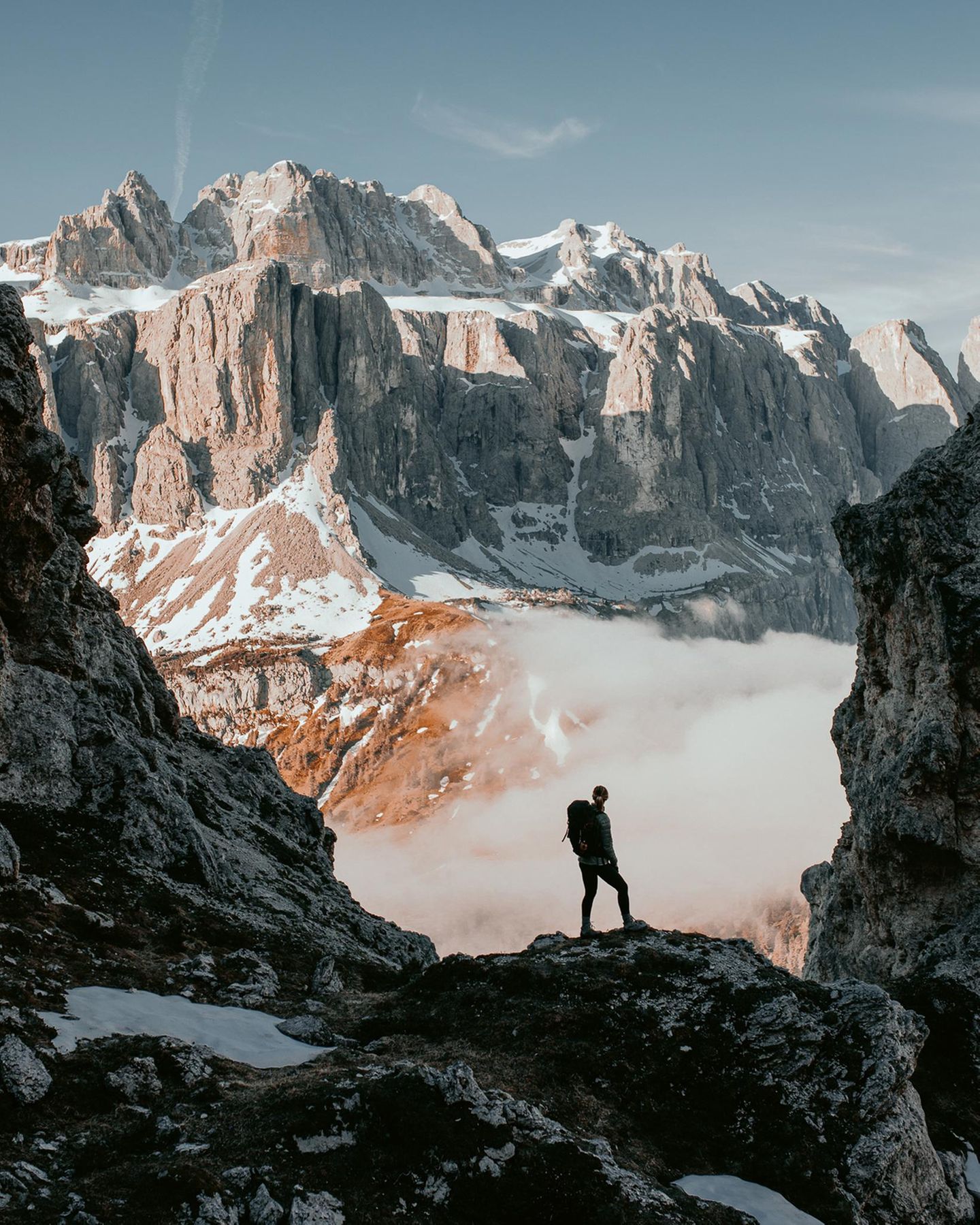 Das berühmte Gemälde "Wanderer über dem Nebelmeer" steht für Sehnsucht und Erhabenheit. Am Grödner Joch schafft Guerel Sahin mit Blick auf die winterliche Sellagruppe seine eigene, bildgewaltige Variante.