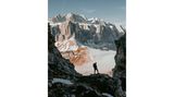 Das berühmte Gemälde "Wanderer über dem Nebelmeer" steht für Sehnsucht und Erhabenheit. Am Grödner Joch schafft Guerel Sahin mit Blick auf die winterliche Sellagruppe seine eigene, bildgewaltige Variante.